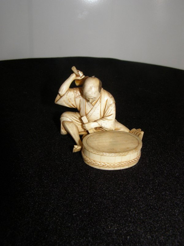 CARVED IVORY NETSUKE DRUM OR WOOD CRAFTER 2" X 2 : CARVED IVORY NETSUKE DRUM OR WOOD CRAFTER 2" X 2 1/2"