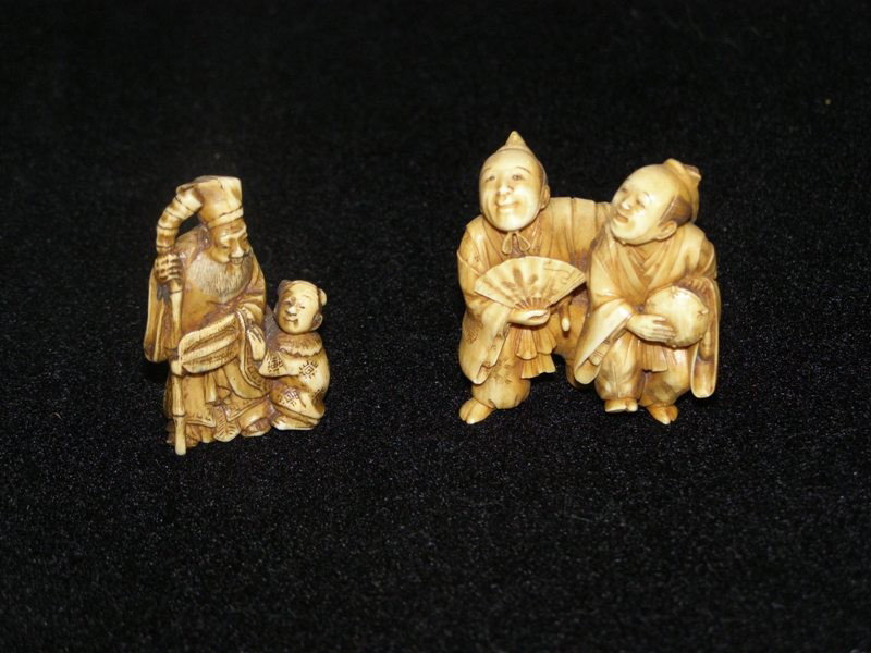 PR. CARVED IVORY NETSUKE (2) CHINESE MEN - CHINES: PR. CARVED IVORY NETSUKE (2) CHINESE MEN - CHINESE ELDER WITH CHILD BOTH 1 1/2"