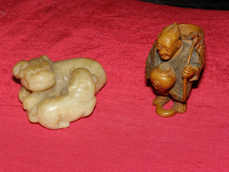 CARVED IVORY AND BOXWOOD NETSUKE: EARLY CARVED JADE FOO DOGS 1" X 2" AND BOXWOOD NETSUKE - MAN WITH BASKET 2"