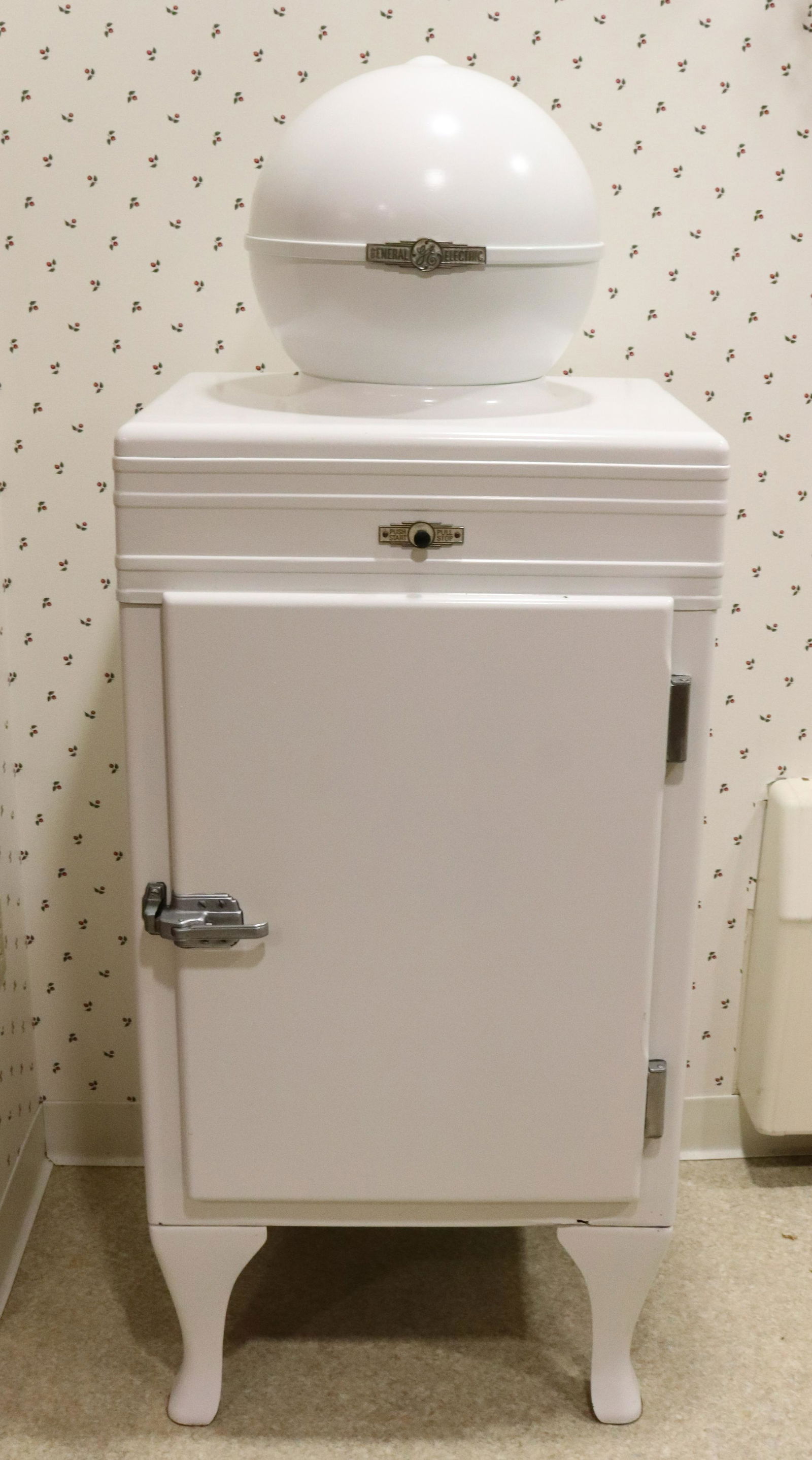 GENERAL ELECTRIC VINTAGE REFRIGERATOR (1 of 3)