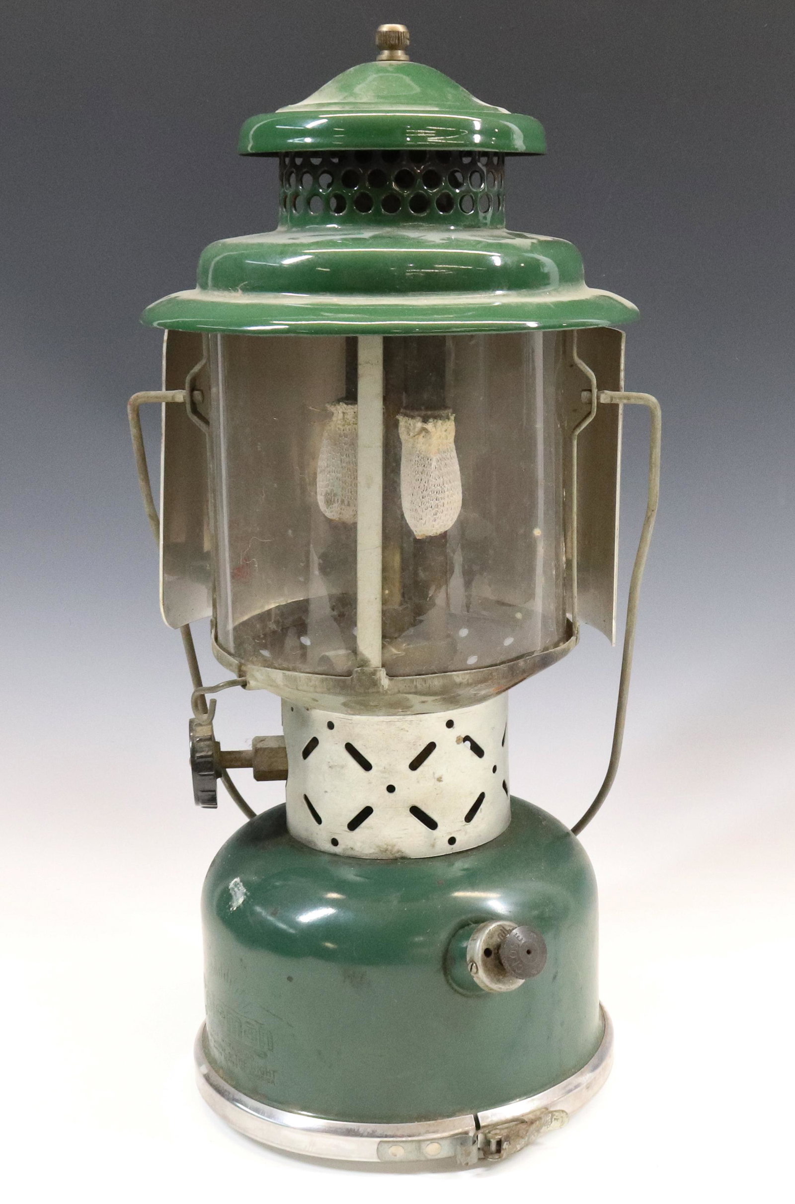 VINTAGE COLEMAN LANTERN MODEL 220F (1 of 6)
