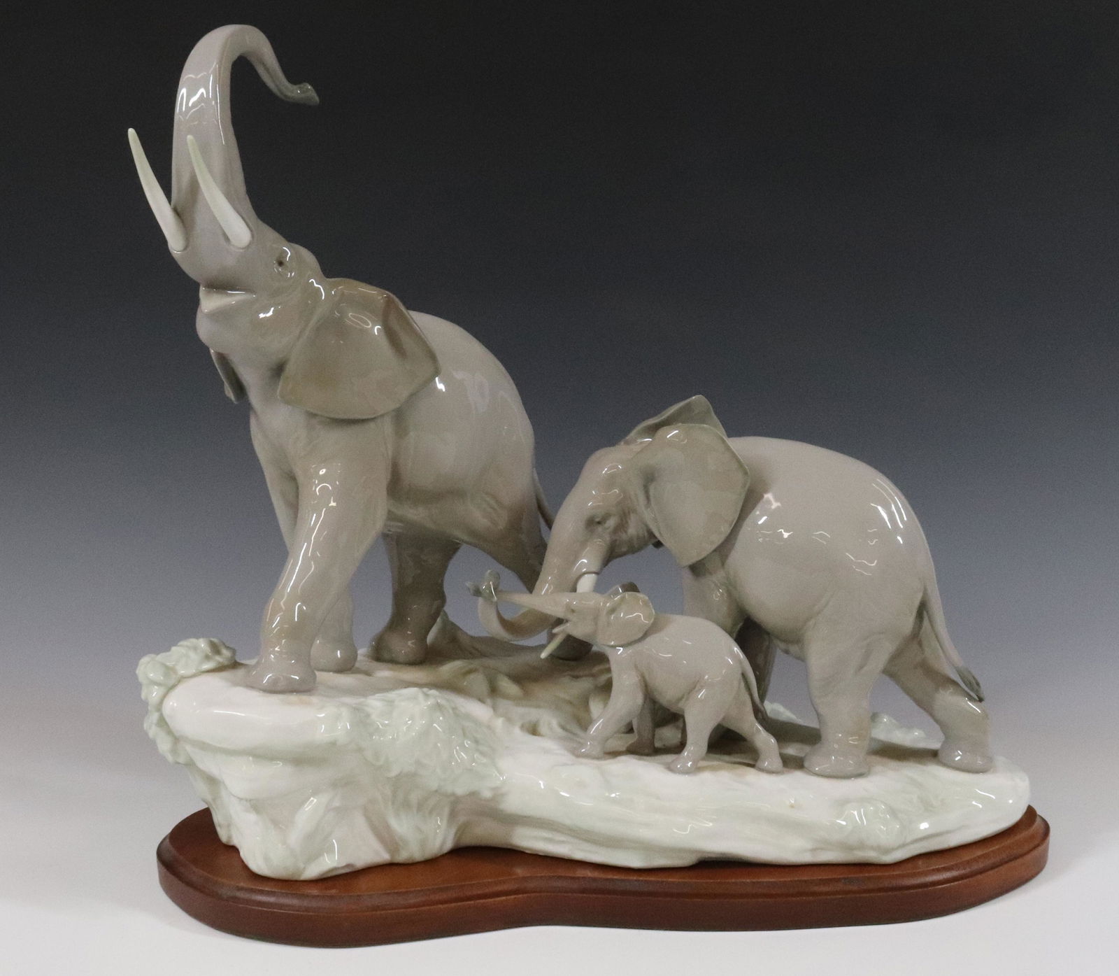 LLADRO ELEPHANT GROUP (1 of 3)