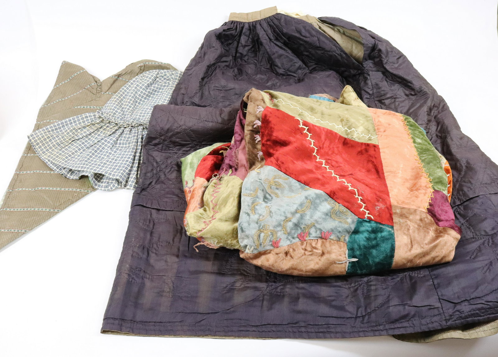 VICTORIAN CLOTHING/QUILT (1 of 8)