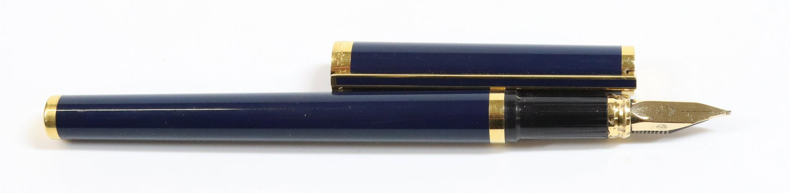 ST. DUPONT PARIS LAQUE DE CHINE FOUNTAIN PEN: 750/18K NIB BLACK AND GOLD FILLED MOUNTS 5 1/2" TERMS: UPDATED 2023 TERMS FOR PURCHASING AND SHIPPING OF AUCTION ITEMS. PLEASE READ CAREFULLY BEFORE BIDDING. ALL PAYMENTS FOR PURCHASES WILL BE MADE TH