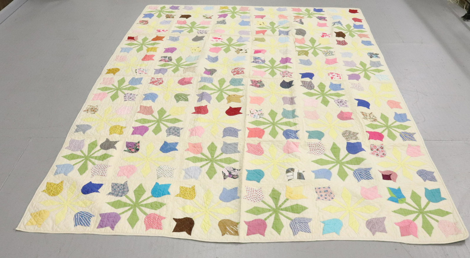 VINTAGE HANDSTITCHED TULIP QUILT (1 of 6)