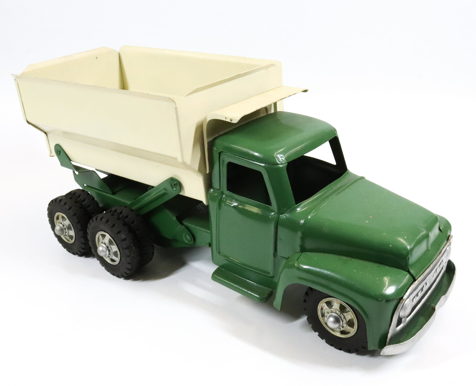 BUDDY L HYDRAULIC DUMP TRUCK: 19" L. RE-PAINTED SURFACE. POWERFUL HYDRAULIC.