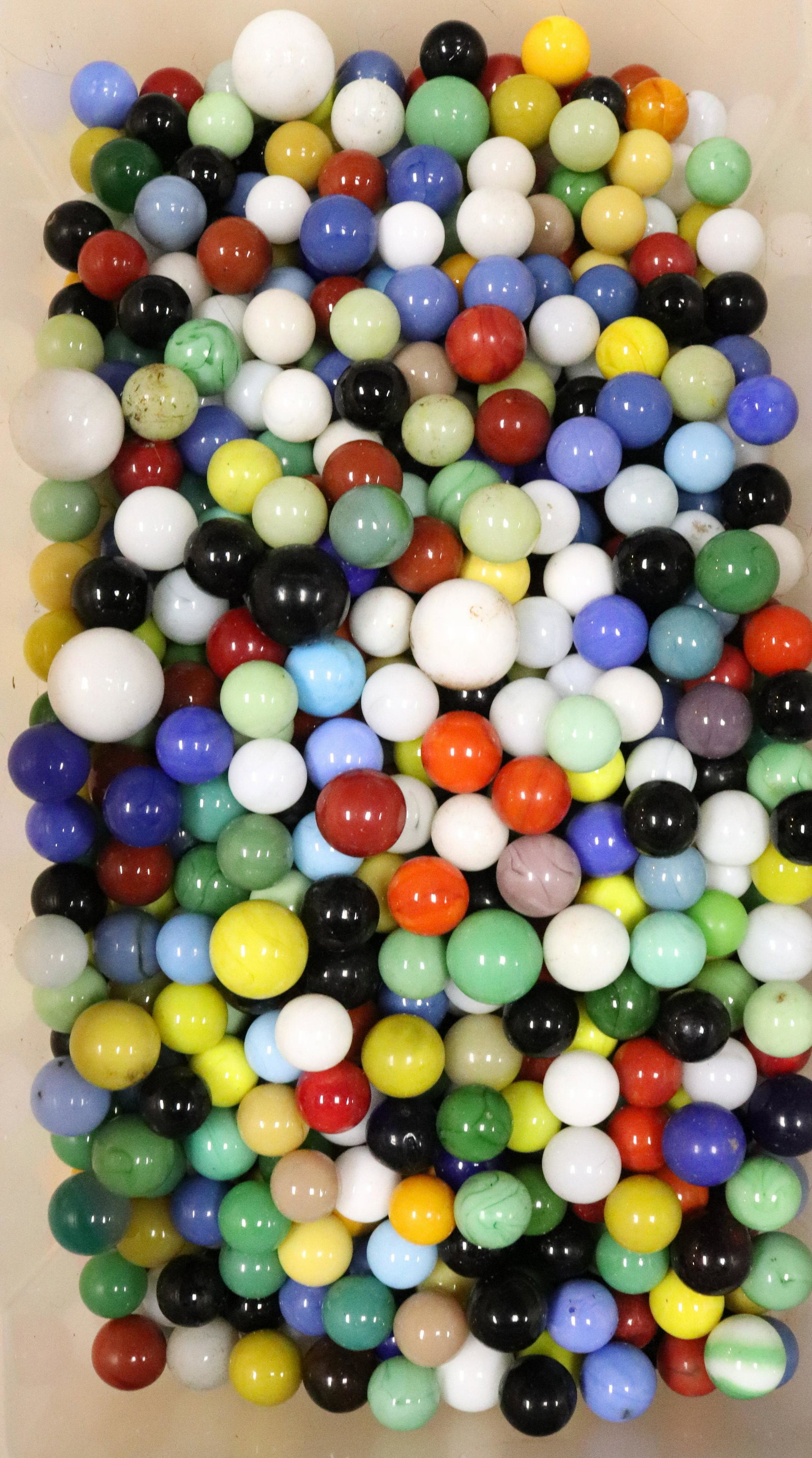 LOT OF VINTAGE MARBLES: LARGE QUANTITY OF GLASS MARBLES
