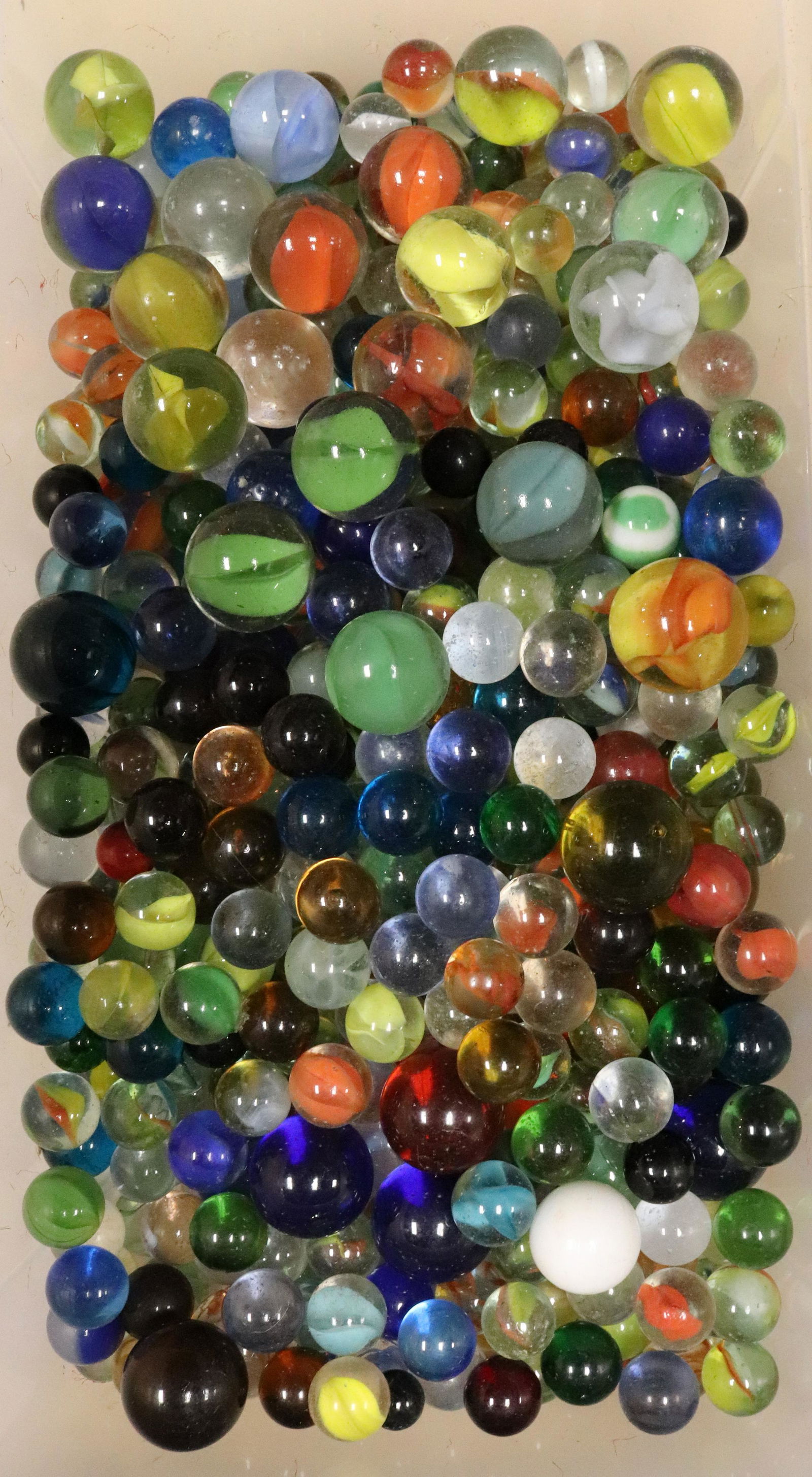 LOT OF VINTAGE MARBLES: LARGE QUANITITY OF GLASS MARBLES.