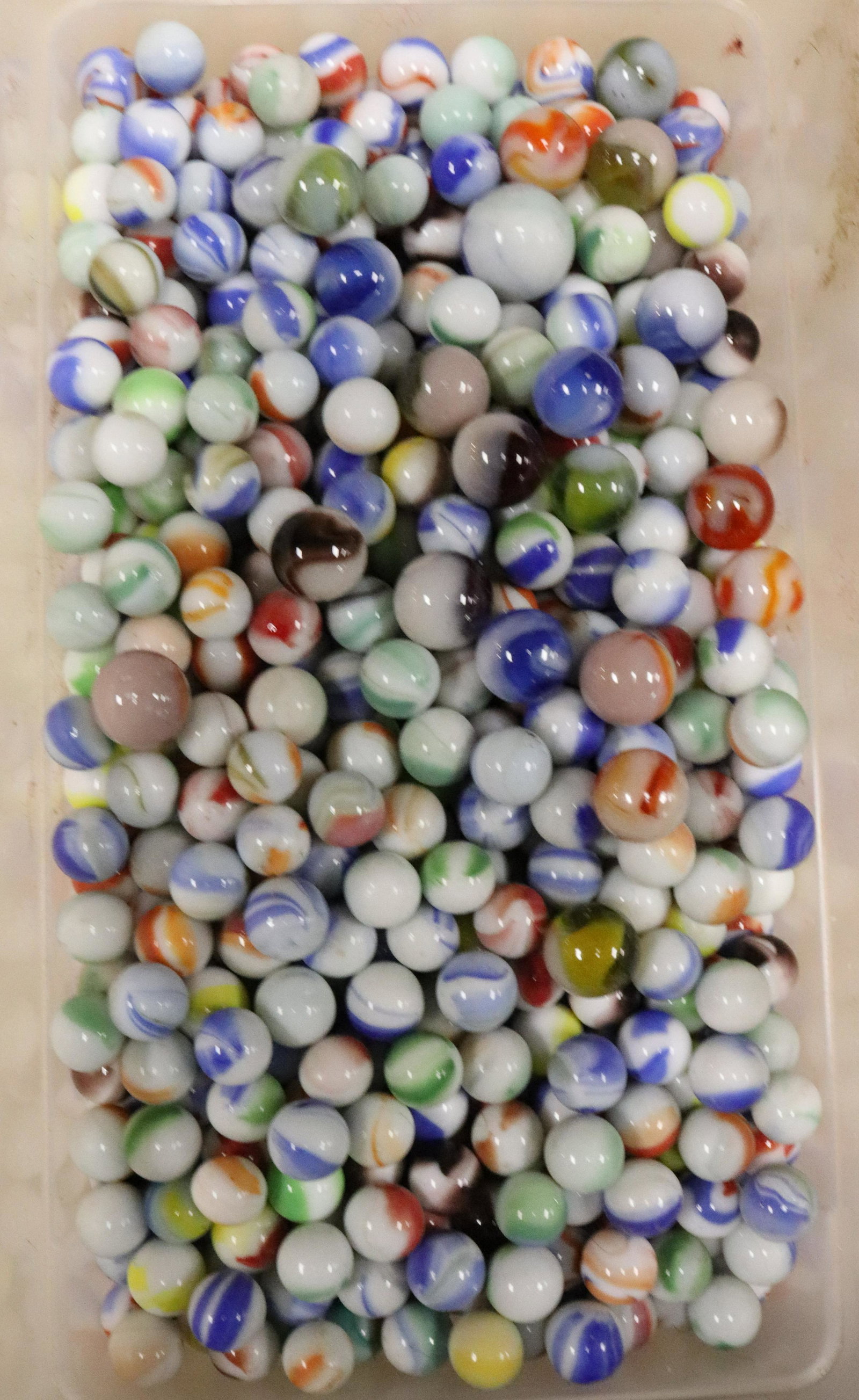 LOT OF VINTAGE MARBLES: LARGE LOT OF GLASS SWIRL MARBLES.
