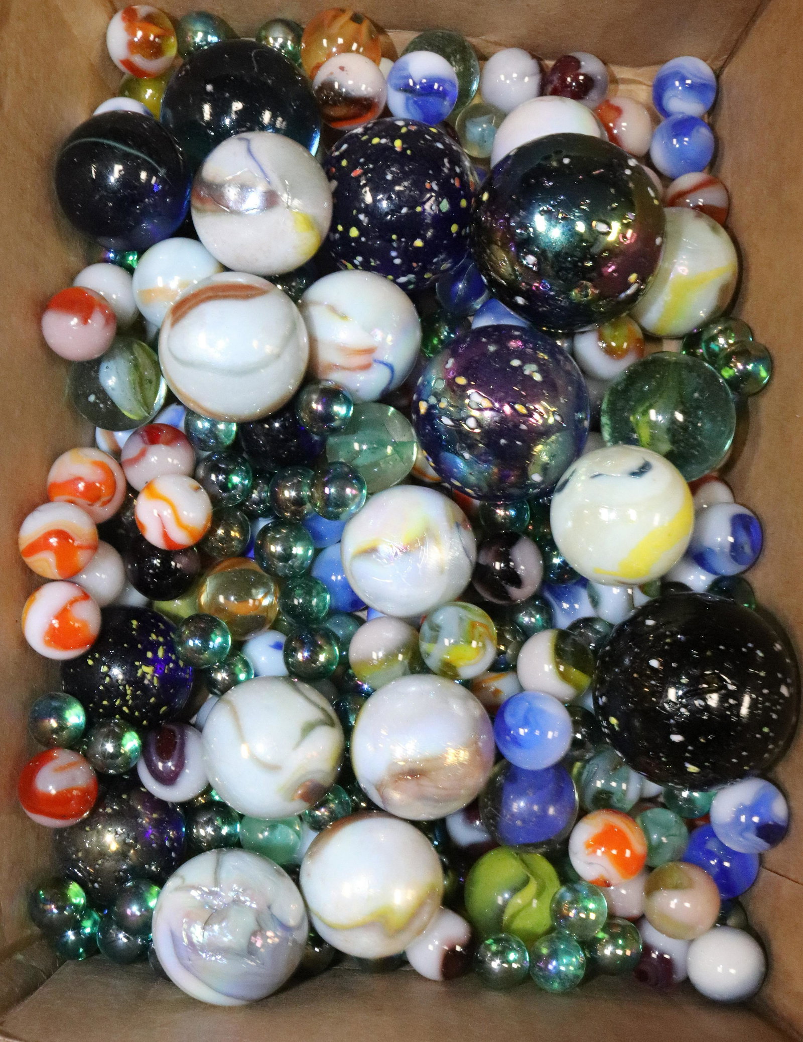 LOT OF VINTAGE MARBLES: GLASS MARBLES IN VARIOUS SIZES AND STYLES.