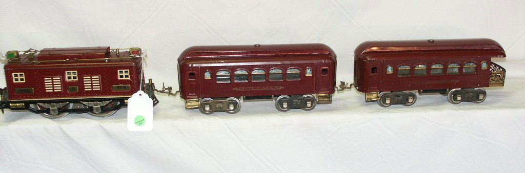 LIONEL PRE-WAR STANDARD GAUGE #8 ENGINE IN MAROON: LIONEL PRE-WAR STANDARD GAUGE #8 ENGINE IN MAROON WITH CREAM TRIM, #35 AND 36 PASSENGER CARS SOME PAINT LOSS