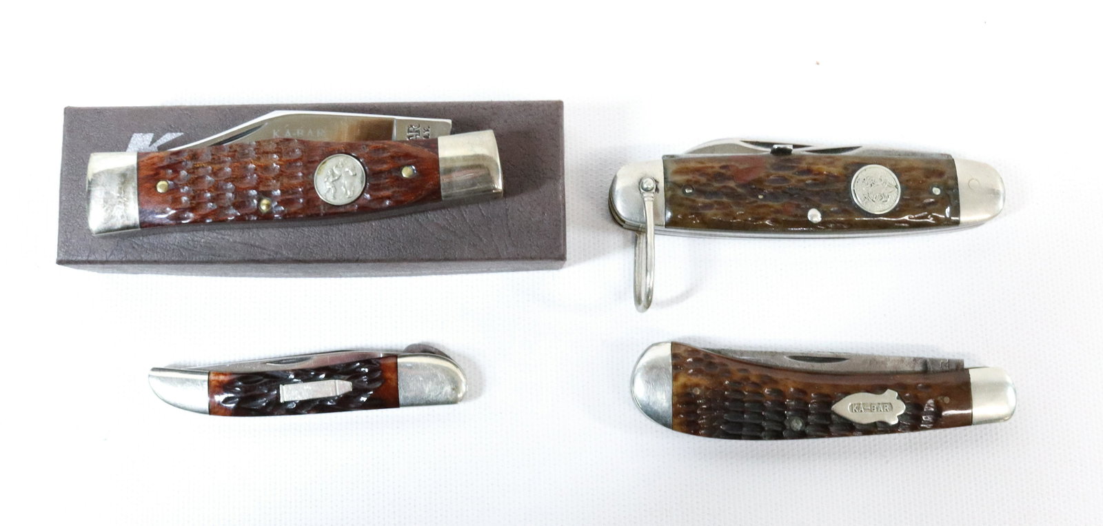 (4) ANTIQUE POCKET KNIVES: INCLUDING - REMINGTON UTILITY KNIFE, CATTARAUGUS CM-12 BULLET KNIFE, TWO BLADE KABAR, AND KABAR 1980 COLLECTIONS KNIFE#4646 NEW IN BOX Terms: UPDATED 2023 TERMS FOR PURCHASING AND SHIPPING OF AUCTION