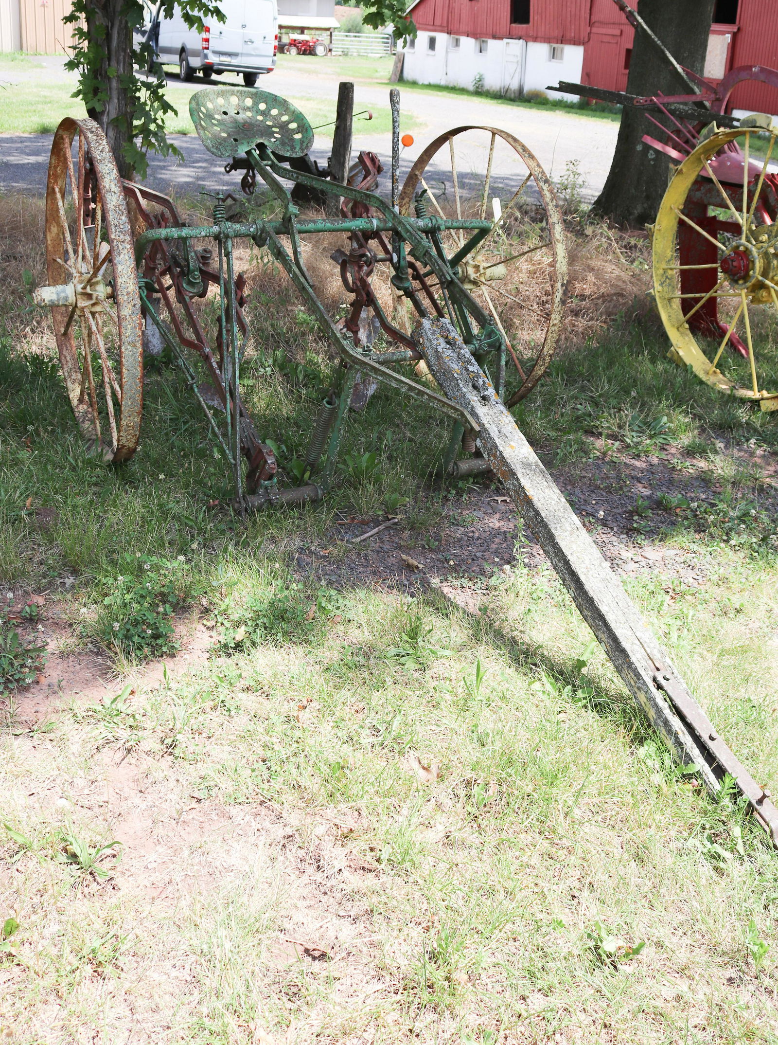 ANTIQUE TRACTOR MACHINERY (1 of 2)