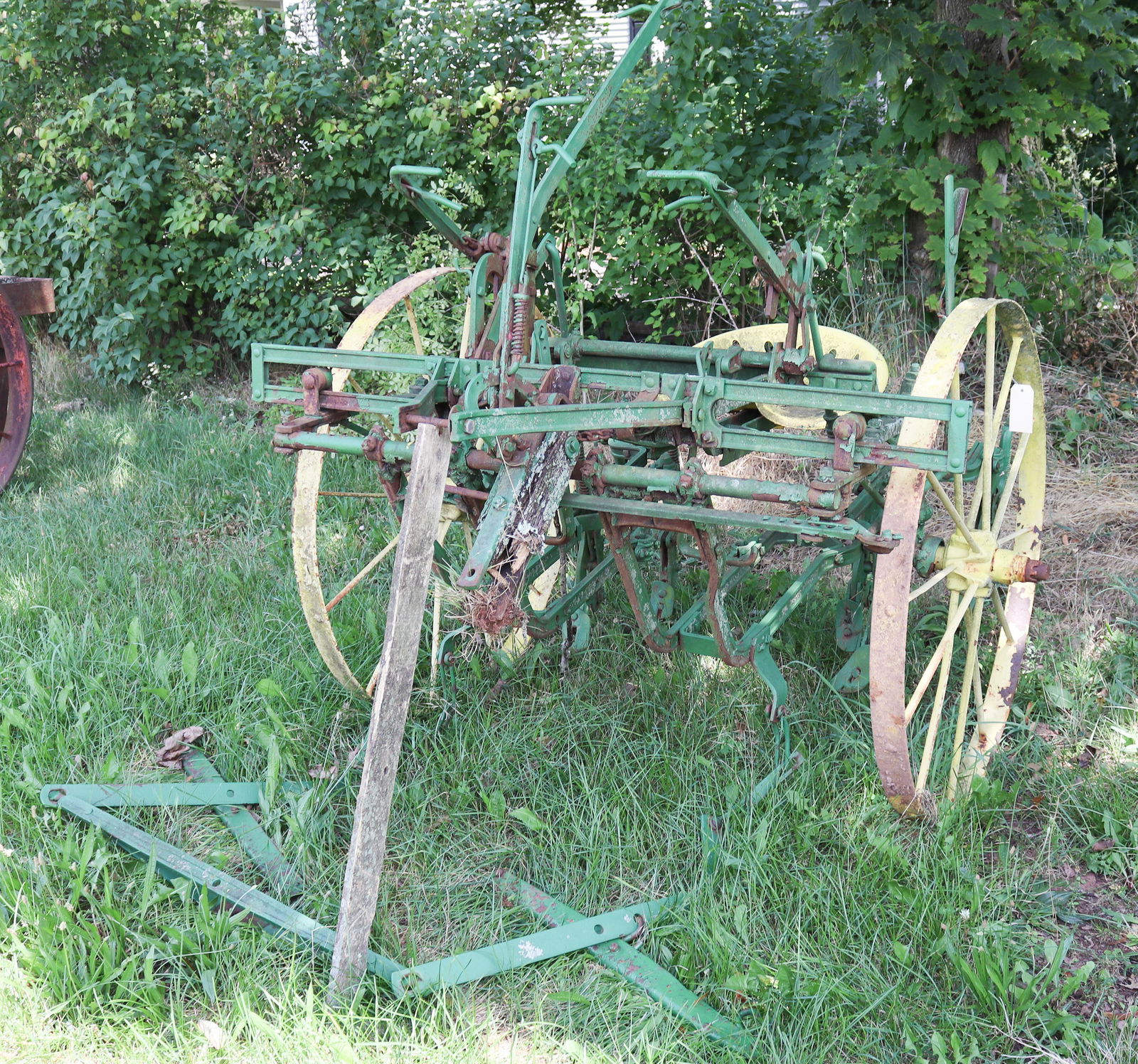 ANTIQUE TRACTOR MACHINERY (1 of 2)