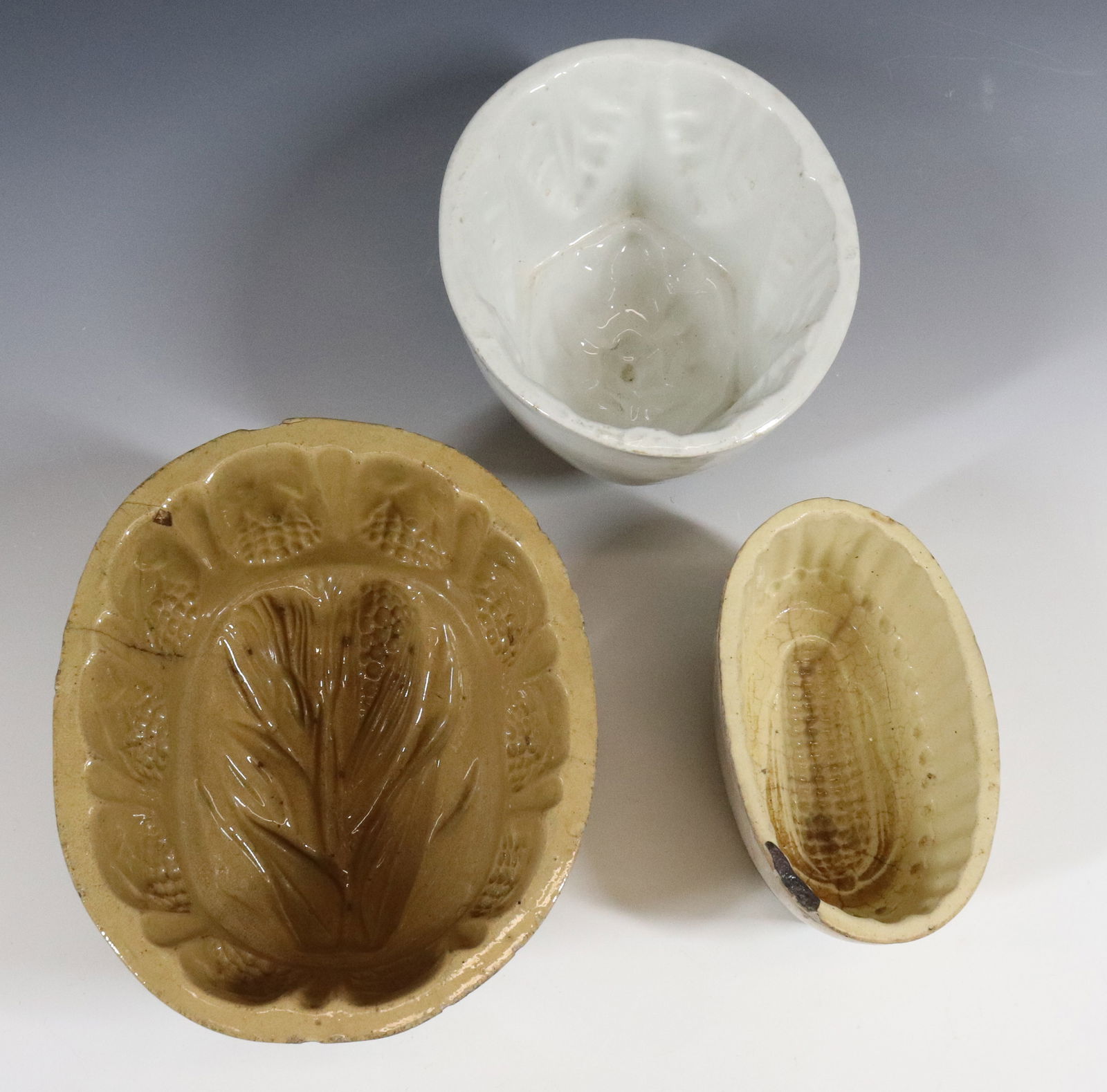 LOT OF YELLOW WARE FOOD MOLDS (1 of 5)