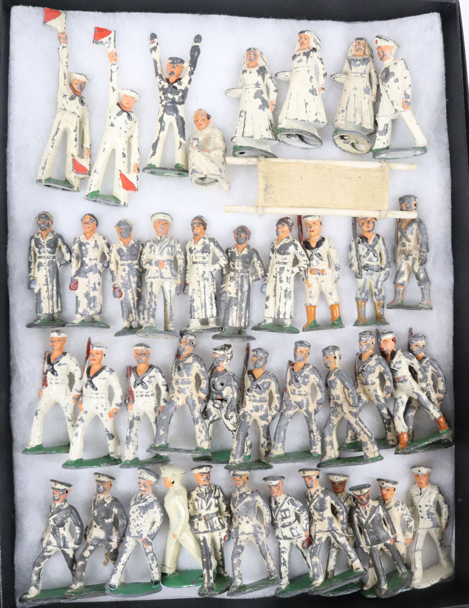 LARGE LOT OF HOLLOW BODY TOY SOLDIERS (1 of 3)