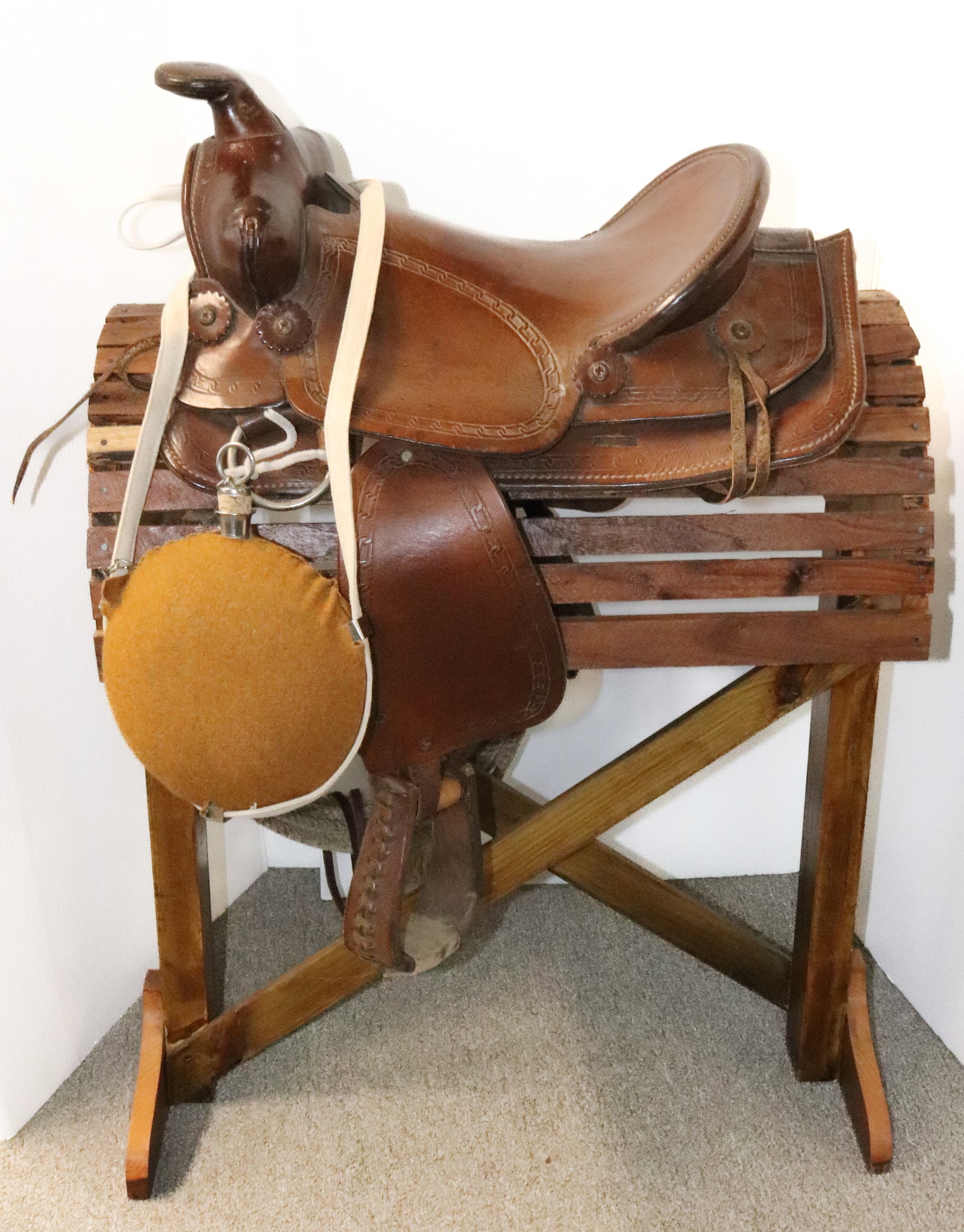 WESTERN SADDLE: NO. 3700 - LEATHER SADDLE WITH STIRRUPS (SIMCO) - 14 3/4"