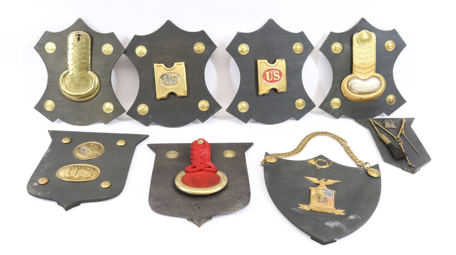 CIVIL WAR PLAQUE AND EMBLEMS LOT: ON WOODEN PLAQUES - CIVIL WAR ERA