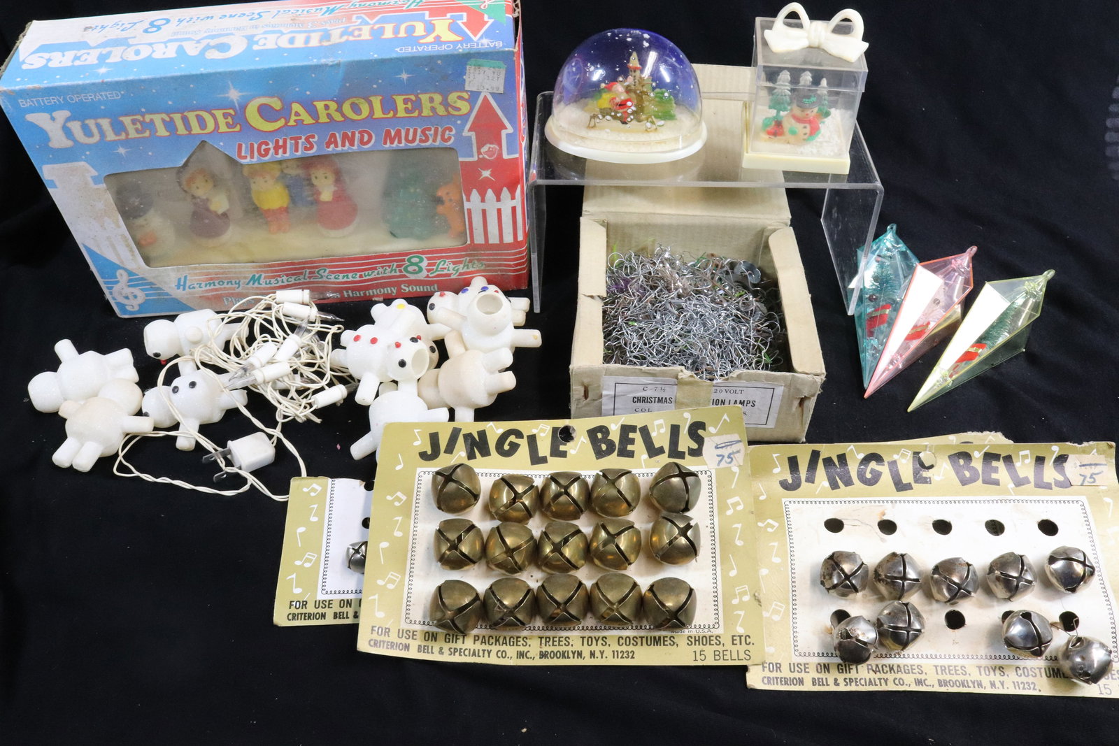 LOT OF VINTAGE CHRISTMAS DECORATIONS (1 of 5)