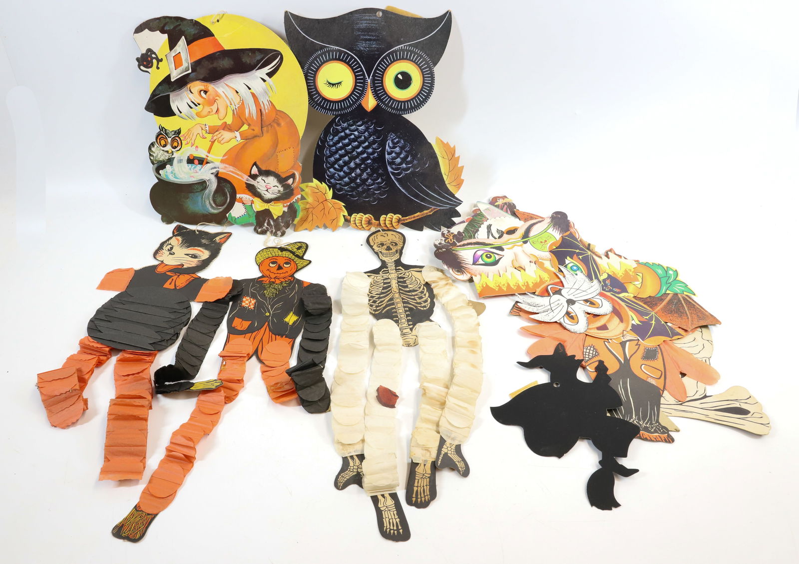 LOT OF VINTAGE HALLOWEEN PAPER DECORATIONS (1 of 5)