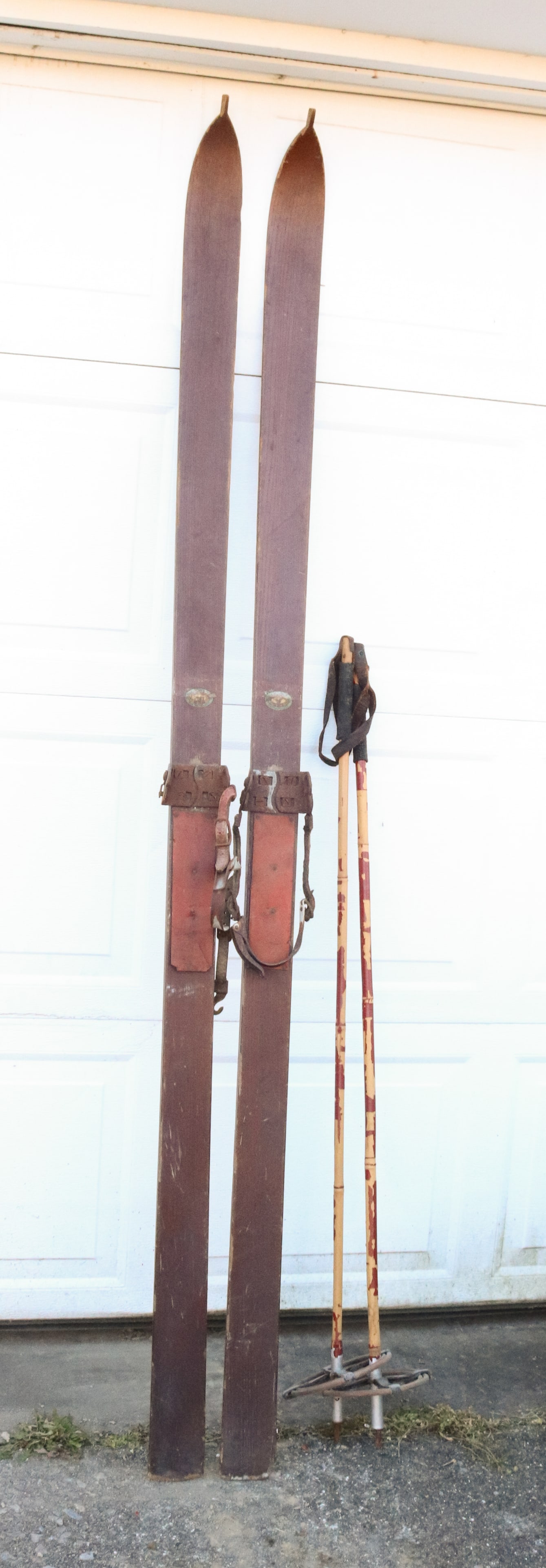PAIR OF VINTAGE SKIS AND POLES (1 of 3)