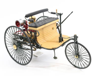 FRANKLIN MINT 1886 BENZ PATENT MOTORWAGEN: WOOD AND PAINTED METAL. 11 1/2" L.