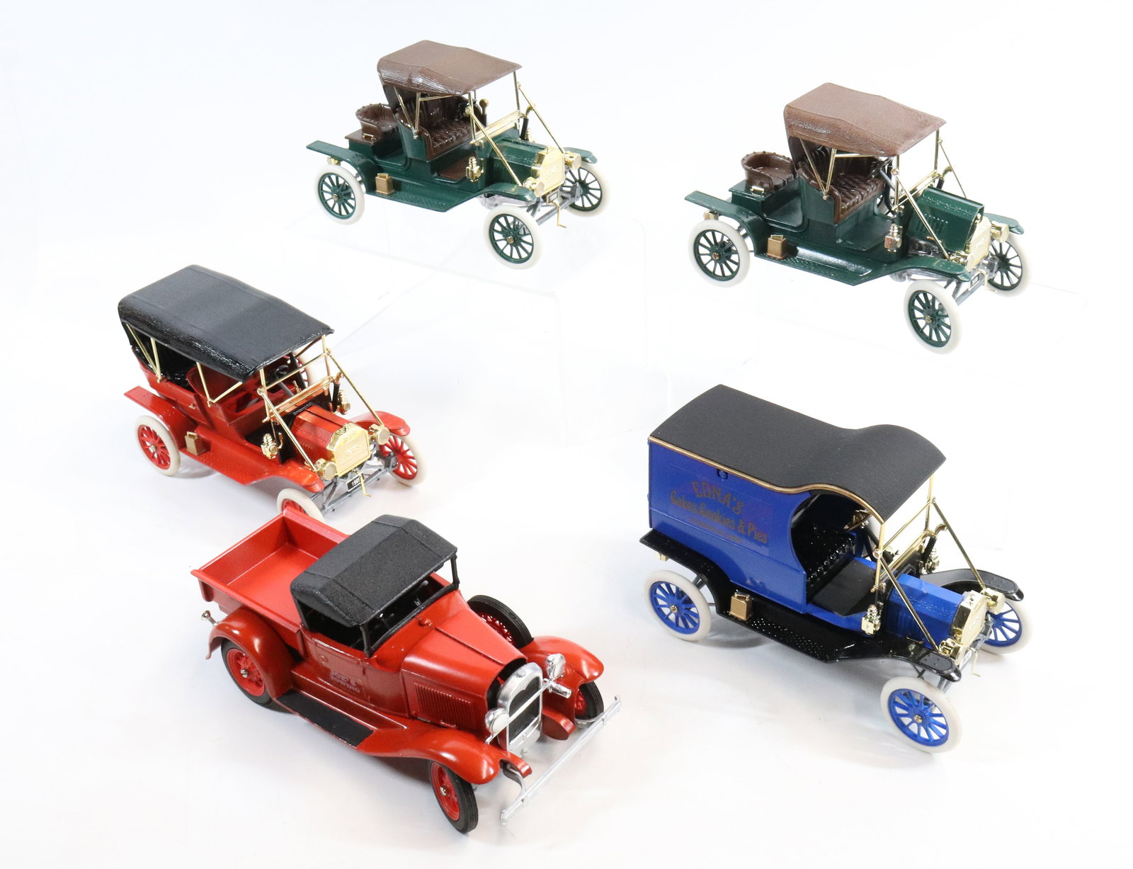 LOT OF SCALE MODEL CARS (1 of 3)