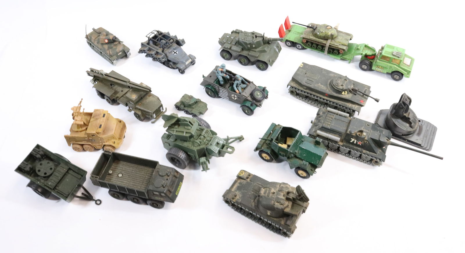 LARGE LOT OF MODEL MILITARY VEHICLES (1 of 5)