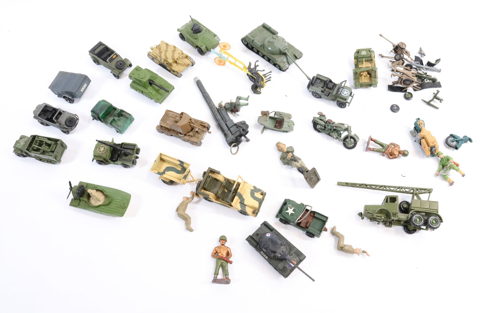LOT OF SMALLER SCALE MILITARY VEHICLES: MOLDED PLASTIC AND DIECAST. INCLUDING: MATCHBOX, SOLIDO, PLAYART AND MORE.