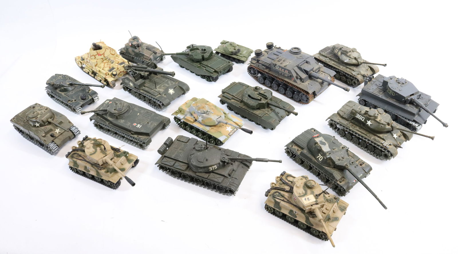 LOT OF MODEL MILITARY TANKS (1 of 5)