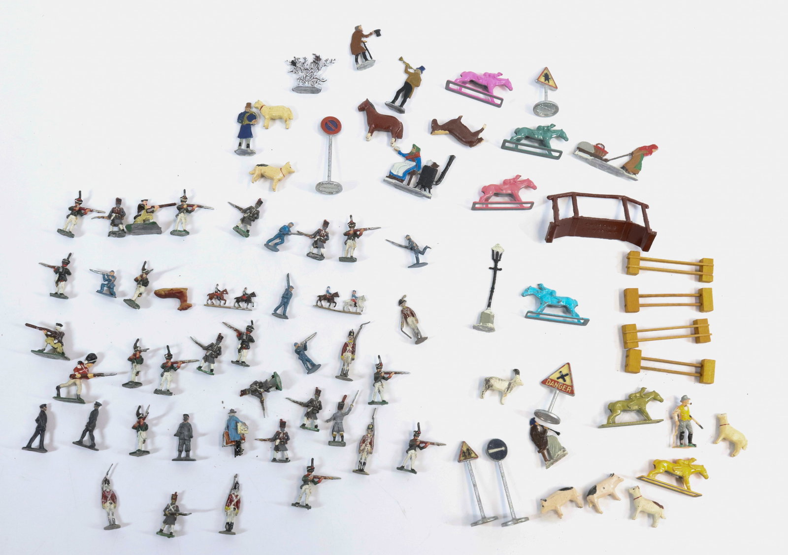 LOT OF MINIATURE LEAD AND WOOD FIGURES (1 of 4)
