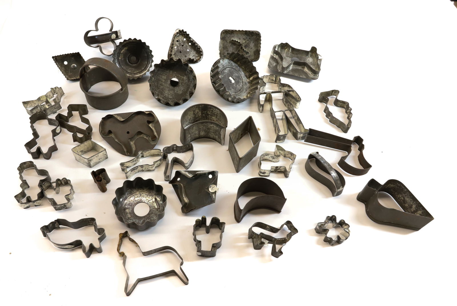 LARGE LOT OF TIN COOKIE CUTTERS (1 of 5)