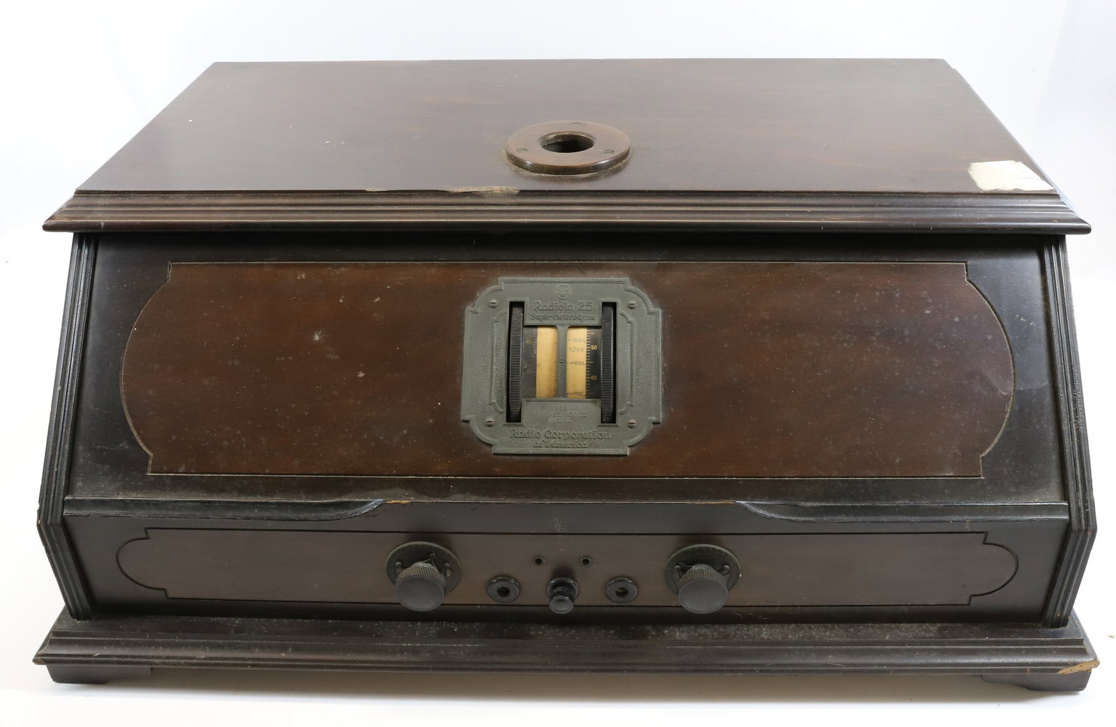 RADIOLA 25 SUPER HETERODYNE: 1925 RCA TUBE RADIO. AS-FOUND. 28" L. Terms: PLEASE READ CAREFULLY - Terms for Purchasing and Shipping of Auction Items. Please read carefully before bidding. All payments for purchases will be made t