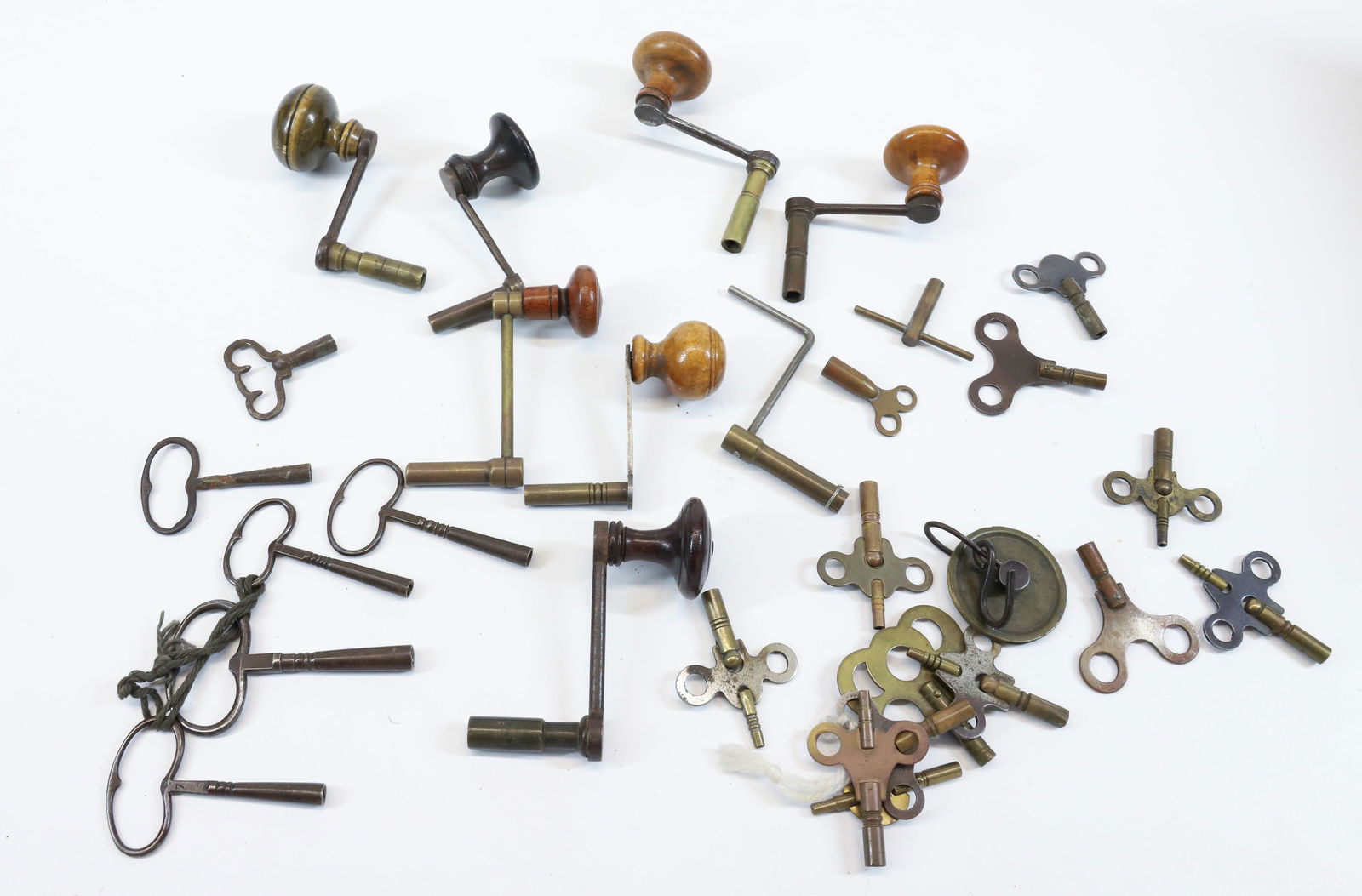 LOT OF ANTIQUE CLOCK KEYS (1 of 4)
