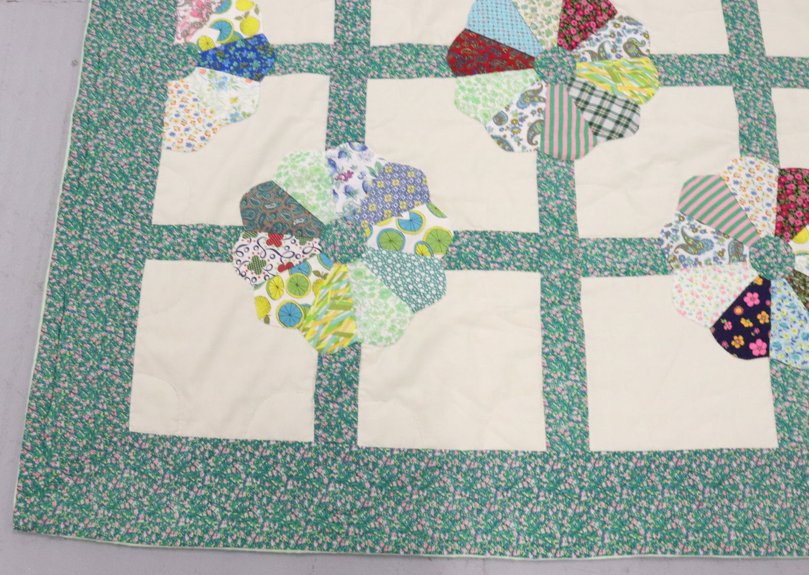 VINTAGE HANDMADE QUILT (1 of 3)
