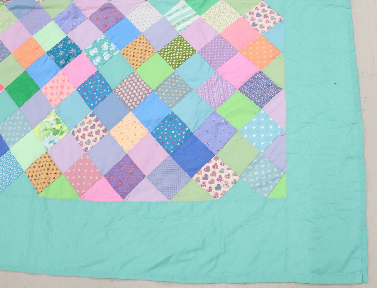 VINTAGE HANDMADE QUILT (1 of 3)