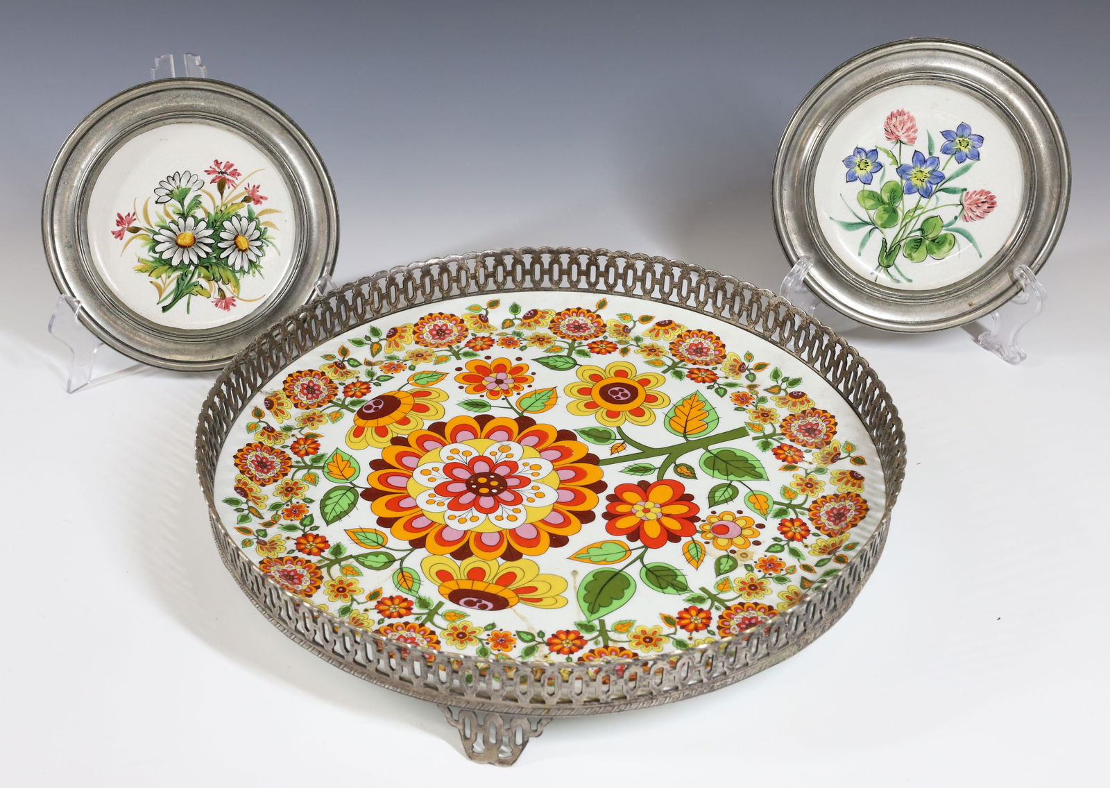 VINTAGE FLORAL TRAY AND PLATES (1 of 3)
