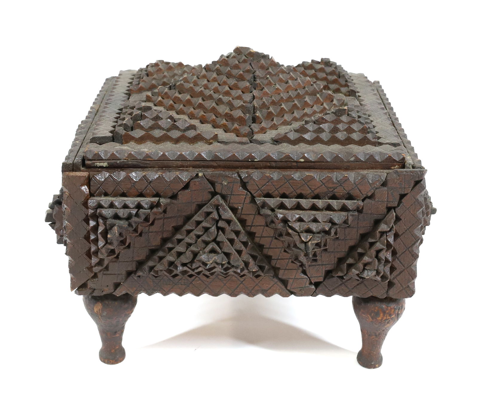 TRAMP ART DRESSER BOX (1 of 5)