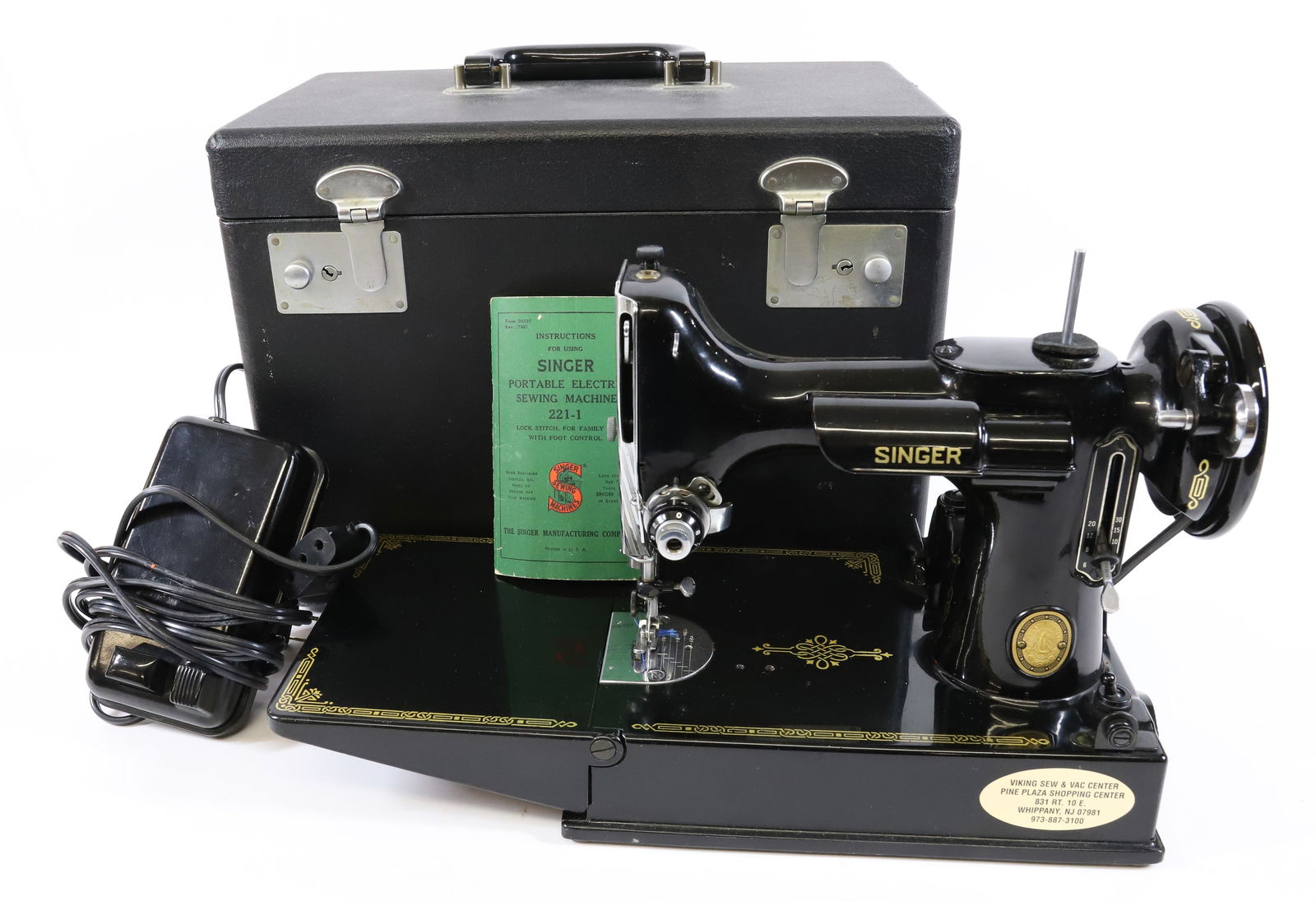SINGER FEATHERWEIGHT PORTABLE SEWING MACHINE 221-1 (1 of 8)