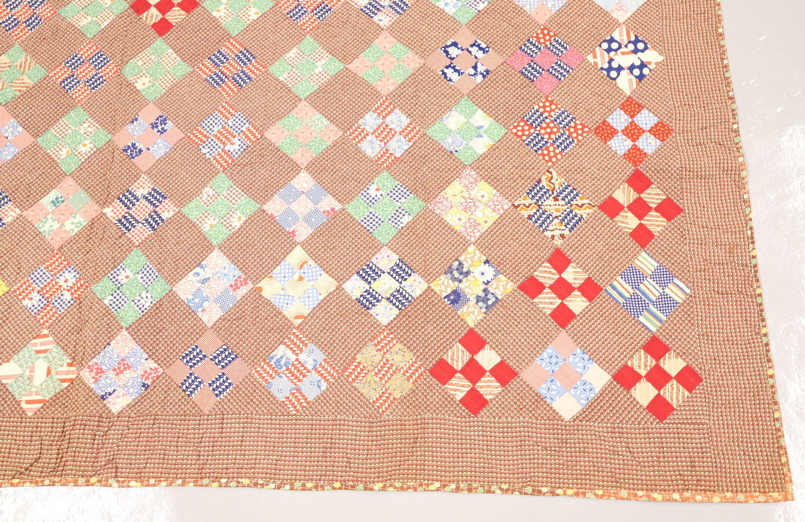 VINTAGE HANDMADE QUILT (1 of 4)