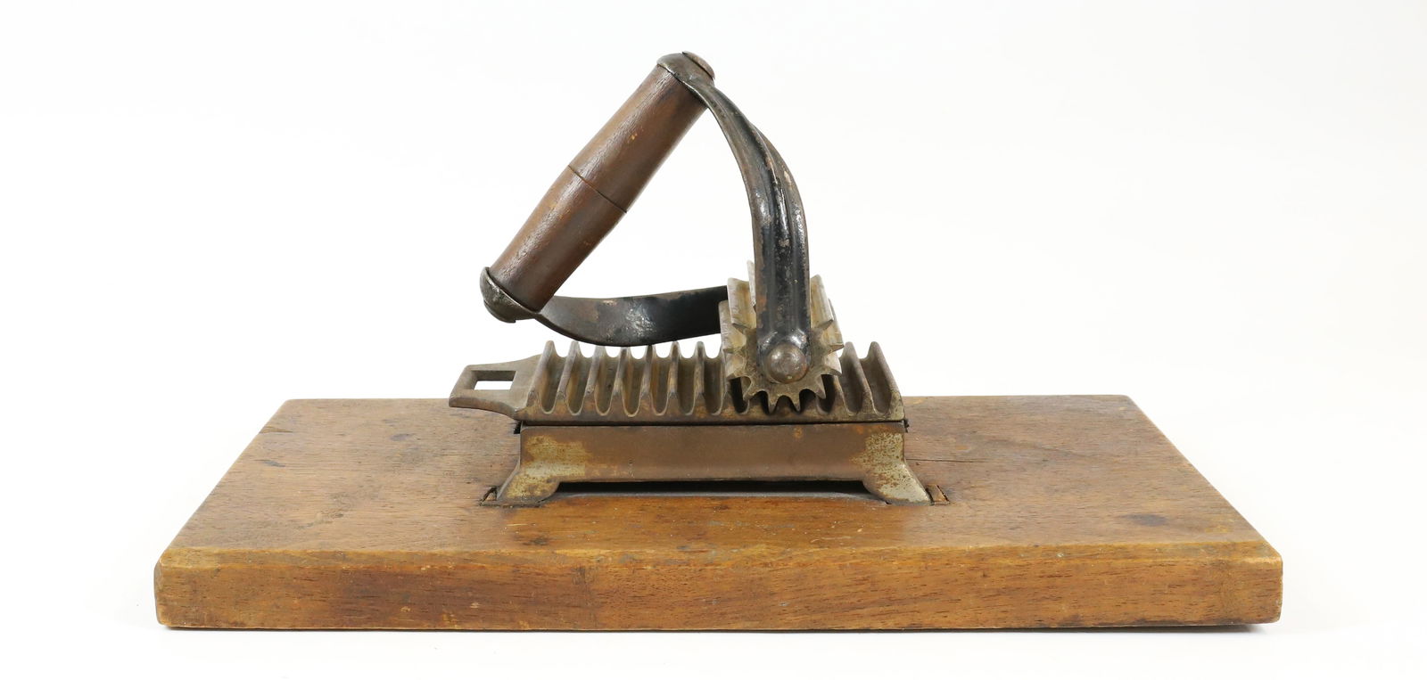 FLUTER ROLLER IRON ON WOODEN BASE (1 of 3)