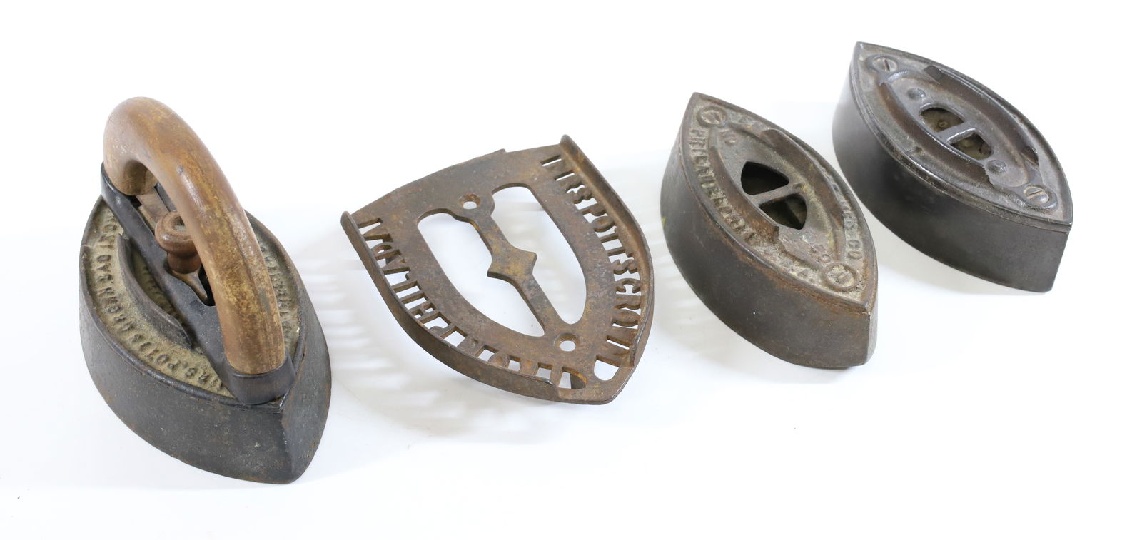 MRS. POTTS SAD IRON WITH REMOVABLE HANDLE (1 of 3)