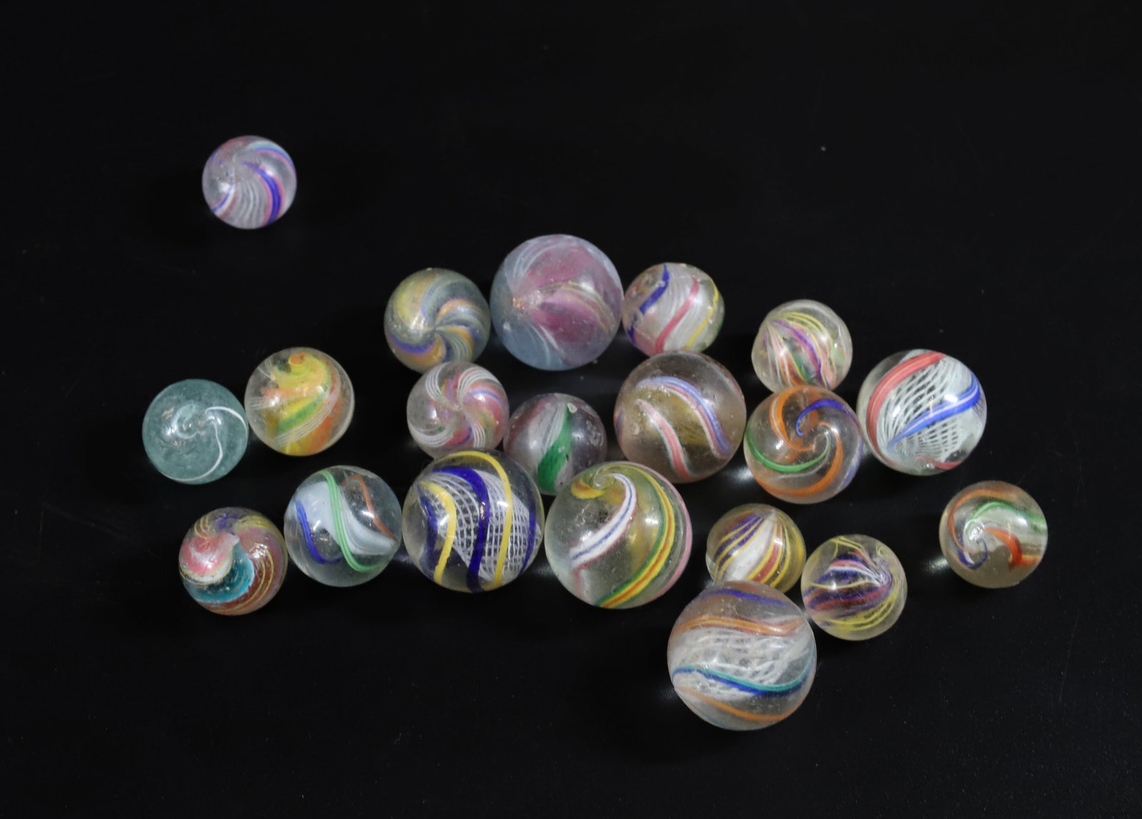 (20) GLASS SWIRL MARBLES: VARIOUS STYLES. 3/4" TO 1" SIZES