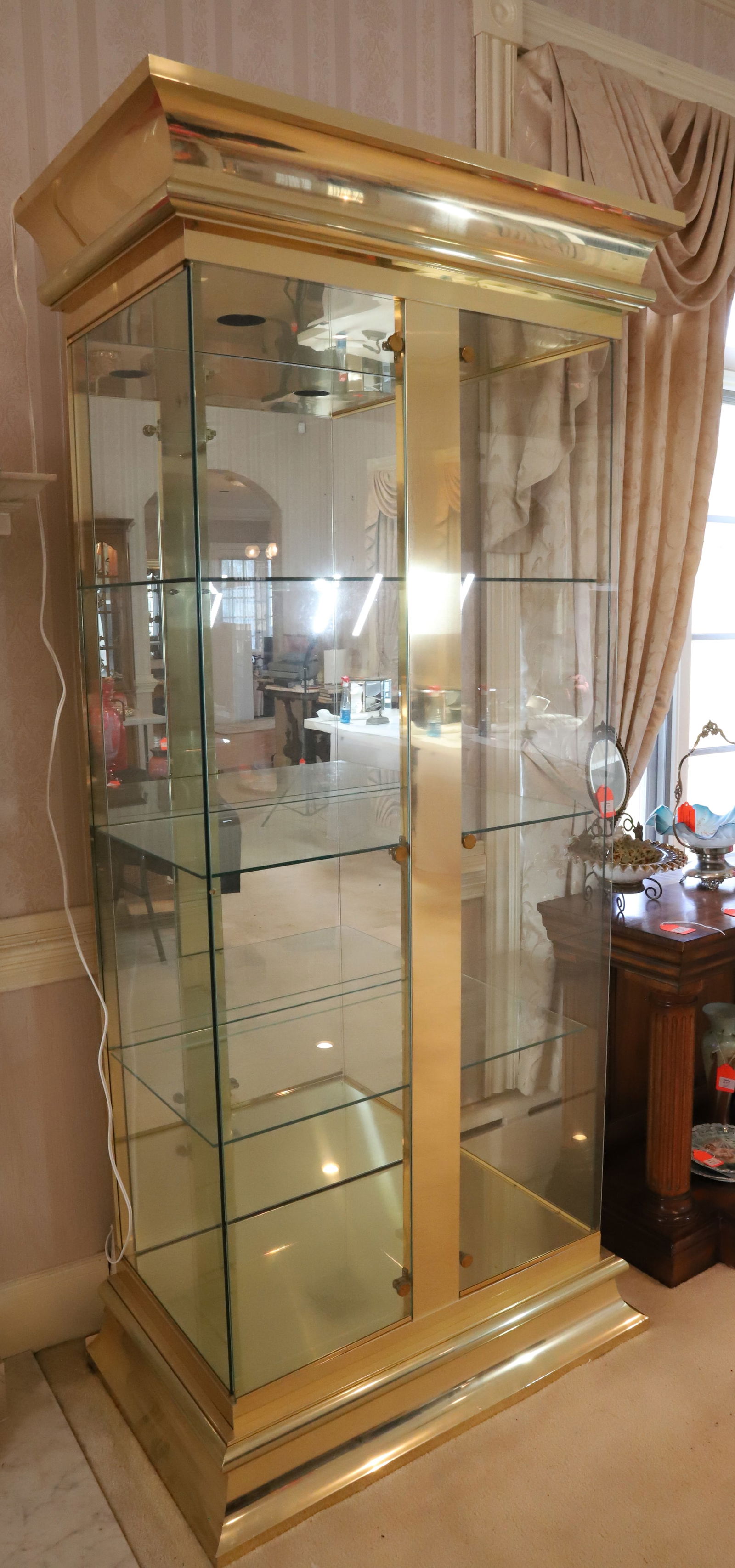 FLOOR DISPLAY CABINET (1 of 3)