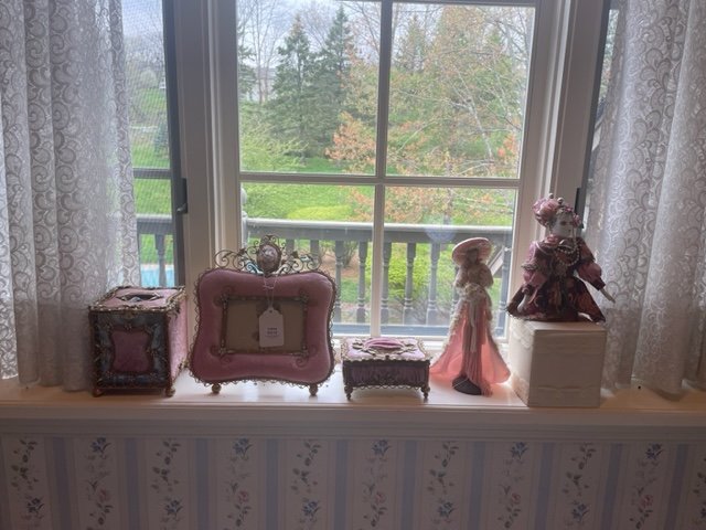 DECORATIVE ITEMS: FRAME, BOXES AND DOLLS PLEASE READ CAREFULLY - Terms for Purchasing and Shipping of Auction Items. Please read carefully before bidding. All payments for purchases will be made through LiveAuctioneers