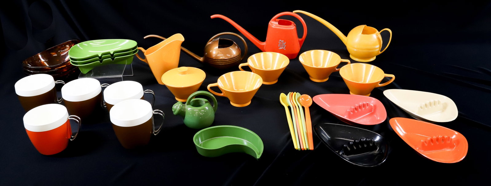 LOT OF (31 ) MOLDED PLASTIC VINTAGE ITEMS: INCLUDING: SPRINKLING CANS (LARGEST 11 1/4"L), ASHTRAYS, METAL HANDLED MUGS (NFC), CUPS, SUGAR/CREAMER, SPOONS AND MORE. PLEASE READ CAREFULLY - Terms for Purchasing and Shipping of Auction Items. Ple