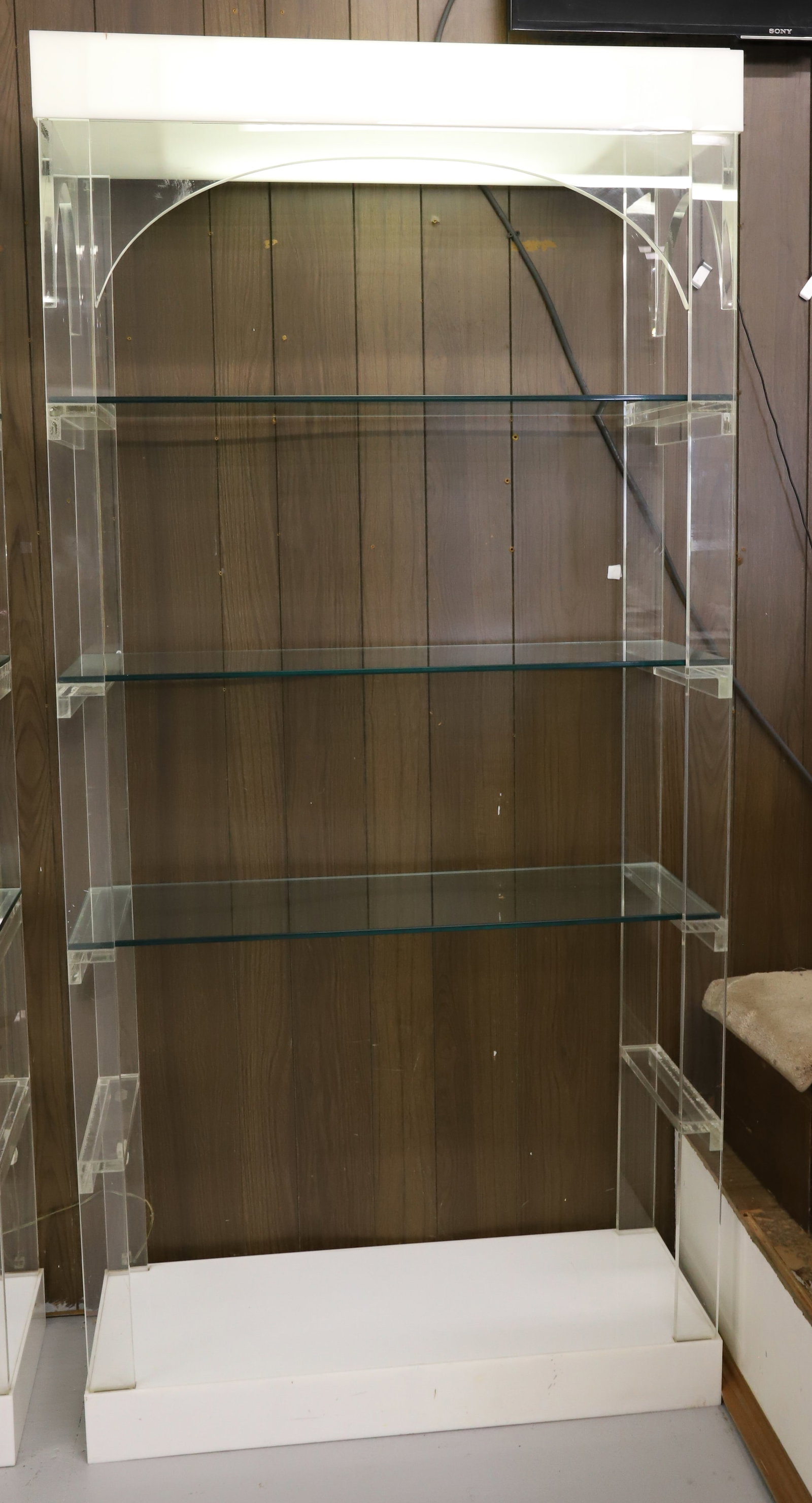 VINTAGE LUCITE DISPLAY CASE (1 of 3)