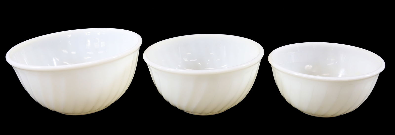 (3) FIRE KING MIXING BOWLS (1 of 3)