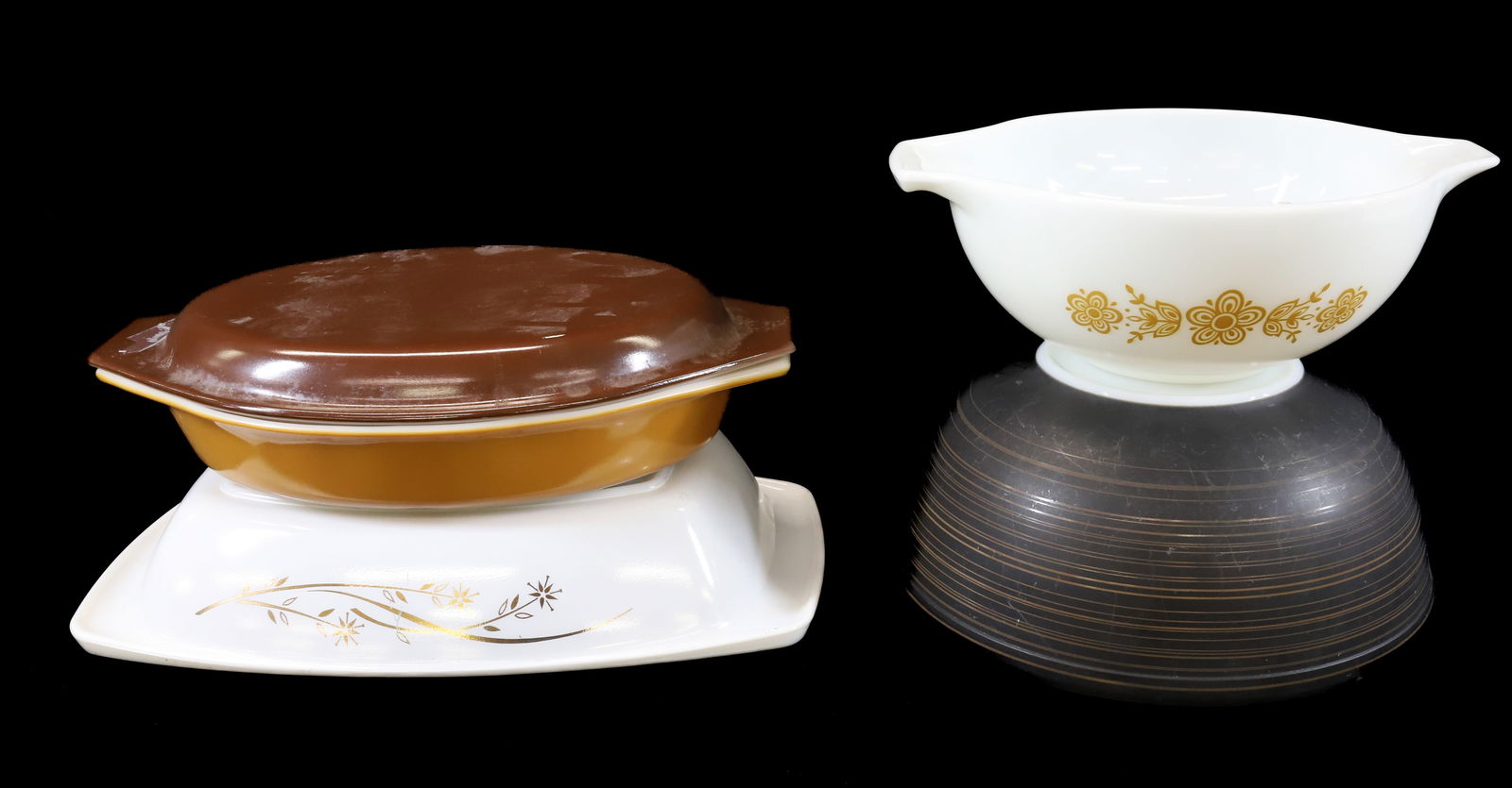 LOT OF VINTAGE PYREX (1 of 6)