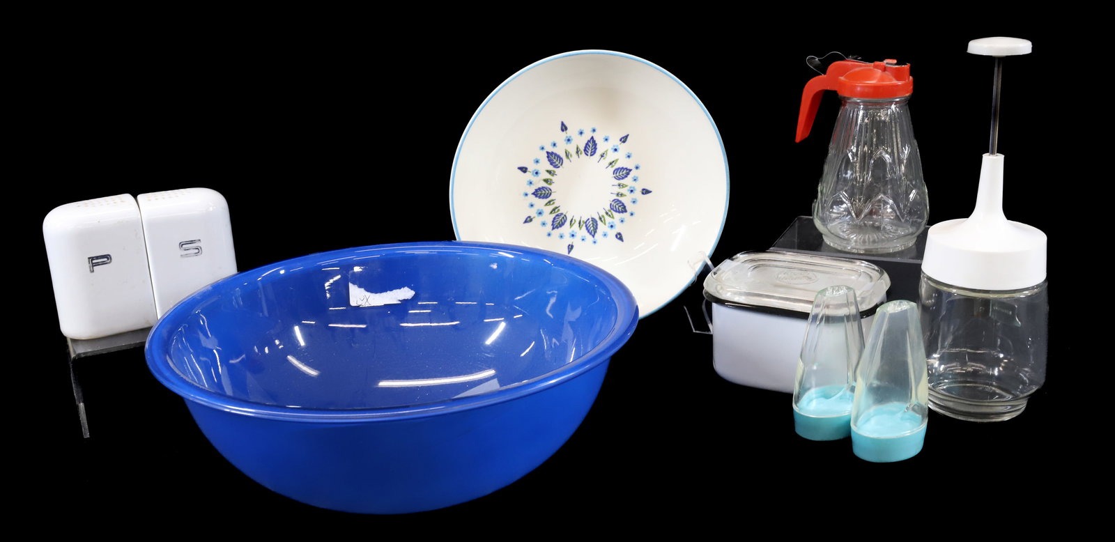 LOT OF VINTAGE KITCHEN ITEMS: INCLUDING: CORNING MIXING BOWL 11 3/4", SALT/PEPPER SHAKERS, CHOPPER SYRUP AND MORE. PLEASE READ CAREFULLY - Terms for Purchasing and Shipping of Auction Items. Please read carefully before bidding. A